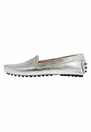 Mocassin en cuir argenté avec une texture lisse, des coutures décoratives et des studs en caoutchouc sur la semelle. Design profil bas, style slip-on.