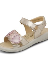 Sandali d'oro metallico con un cinturino regolabile e dettagli a forma di cuore rosa; soletta morbida con perforazioni e suola bianca.