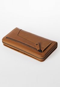 Portafoglio in pelle marrone con chiusura a zip, caratterizzato da una superficie текстurizzata, dettagli di cucitura diagonale e un piccolo tirazip decorativo.