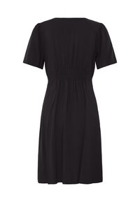 Robe noire à manches courtes avec taille froncée, ourlet à hauteur du genou et texture simple et lisse du tissu.