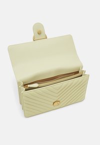 Pinko LOVE ONE CLASSIC - Soma ar siksnu pāri ķermenim - yellow