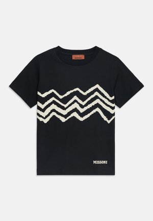 Czarny t-shirt z krótkim rękawem z białym wzorem zygzak na wysokości klatki piersiowej oraz logo "MISSONI" z przodu, na dole po prawej stronie.
