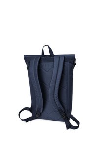 Navyblauer, gesteppten Rucksack mit gepolsterten Schultergurten, Tragegriff und Reißverschlussverschluss. Verfügt über ein schlankes, modernes Design und ein strukturiertes Gewebe.