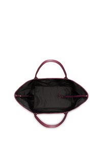 Fioletowa skórzana torba na ramię o prostokątnym kształcie, gładkiej fakturze i podwójnych uchwytach. Wnętrze posiada czarne wykończenie oraz kieszeń na zamek.