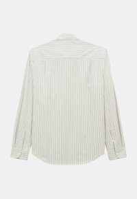 Chemise à manches longues à rayures verticales blanches et beiges, avec un col pointu, des poignets boutonnés et une coupe décontractée. Tissu en coton lisse.