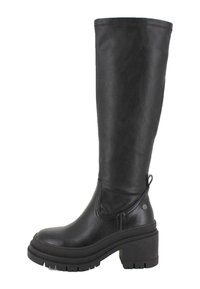 Botas negras hasta la rodilla hechas de material sintético suave con un tacón de plataforma grueso y una suela de goma texturizada. Presenta un lazo lateral para facilitar el uso.