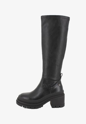 Botas negras hasta la rodilla hechas de material sintético suave con un tacón de plataforma grueso y una suela de goma texturizada. Presenta un lazo lateral para facilitar el uso.