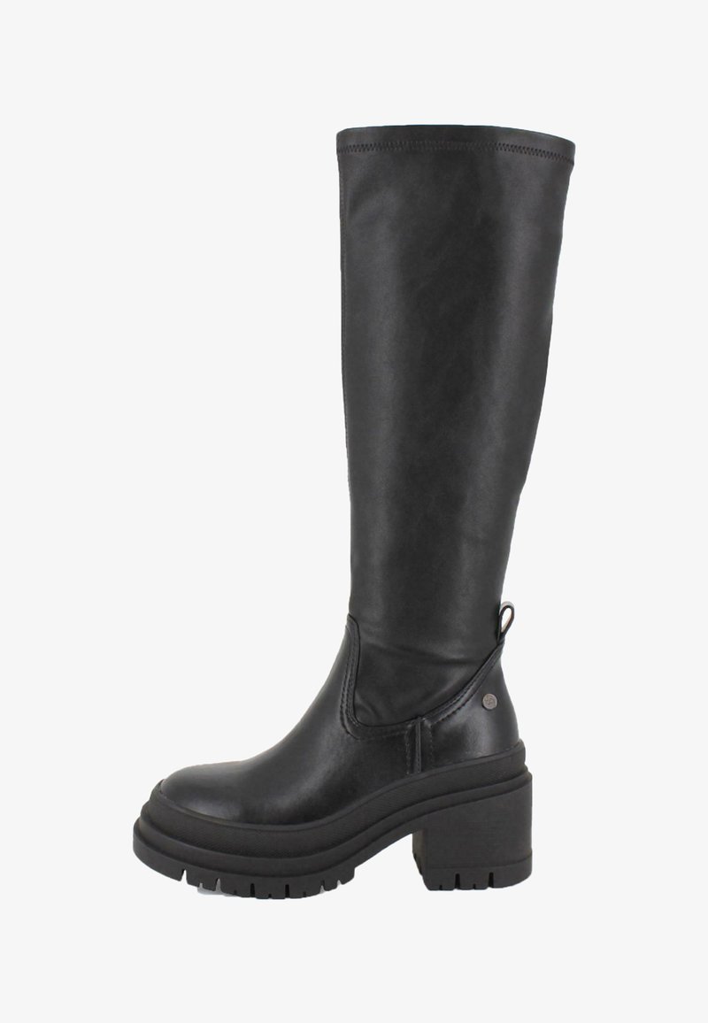 Botas negras hasta la rodilla hechas de material sintético suave con un tacón de plataforma grueso y una suela de goma texturizada. Presenta un lazo lateral para facilitar el uso.