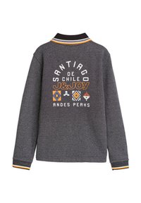 Grijze lange mouwen pullover met een zwarte kraag en oranje accenten; voorzien van witte en oranje bedrukte tekst en geometrische patronen op de achterkant.