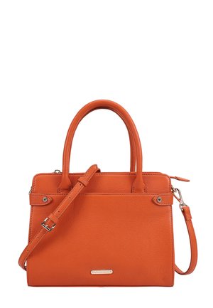 Oranje leren handtas met twee bovenhandvatten, afneembare schouderriem en zilveren gesp op een witte achtergrond.