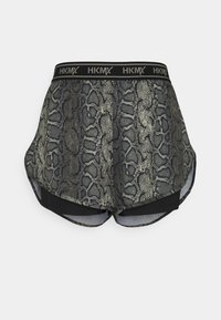 Svart och grön ormskinsmönstrade shorts med meshöverdrag, elastisk midja med varumärkning "HKMX" och fast svart innerfoder.