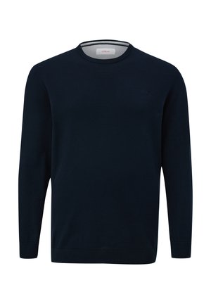 Donkerblauwe gebreide trui met een ronde hals, lange mouwen en geribde manchetten. Voorzien van een subtiel logo op de borst en een zachte textuur.