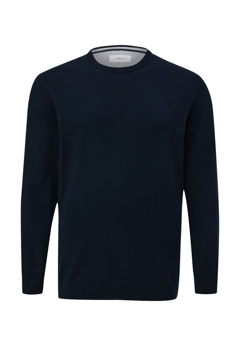 Pull en tricot bleu marine avec un col rond, des manches longues et des poignets côtelés. Présente un logo discret sur la poitrine et une texture lisse.