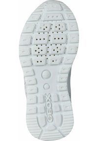 Suela de zapato de goma blanca con agarre texturizado, que presenta varios patrones rectangulares y circulares y perforaciones para la transpiración. Marca Geox visible.