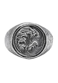 Silverring med en texturerad band som har ett graverat vågmönster i mitten. Rund form, tillverkad av metall med matt yta.