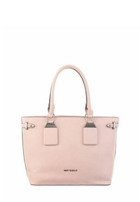 Sac fourre-tout en cuir rose avec accents en argent, deux poignées et étiquettes rectangulaires. Texture lisse avec une forme rectangulaire structurée.