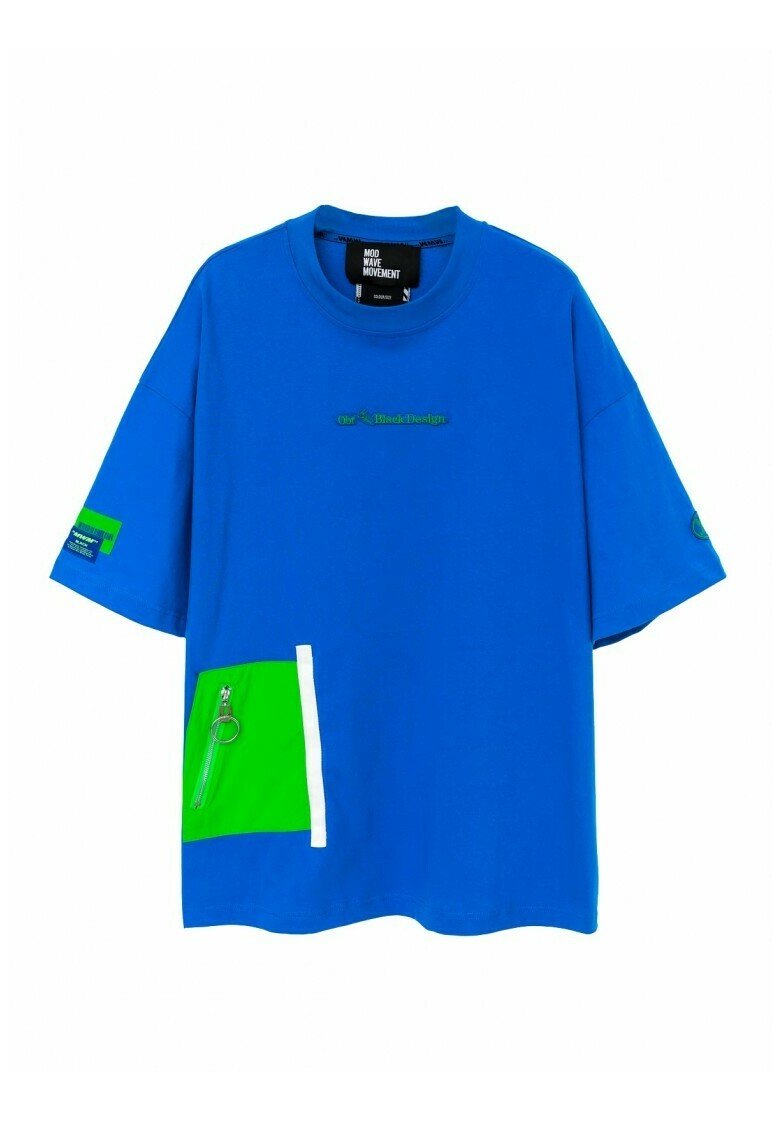 Camiseta de algodón azul con bolsillo verde y detalle de cremallera. Presenta un logo en costura verde en el pecho y un acento verde contrastante en la manga.