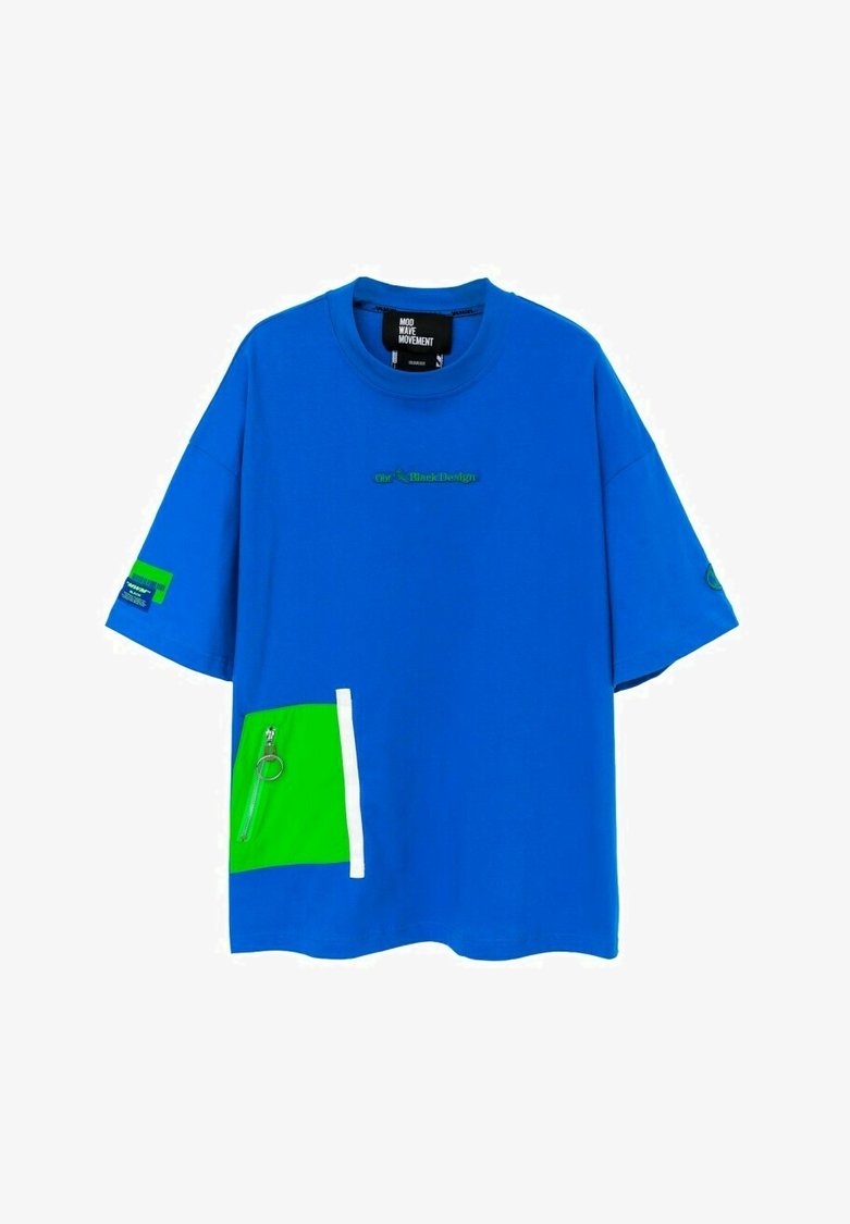 Camiseta de algodón azul con bolsillo verde y detalle de cremallera. Presenta un logo en costura verde en el pecho y un acento verde contrastante en la manga.