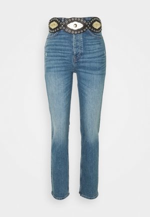 Jeans azul denim de corte recto, con un cinturón decorativo negro con detalles dorados y ojales metálicos. Material ligeramente desgastado.