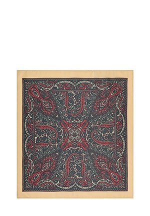 Ciemnoniebieski szalik w wzór paisley z czerwonymi akcentami, obszyty beżowym brzegiem. Materiał jedwabny, symetryczny wzór, skomplikowane detale w całym wyrobie.