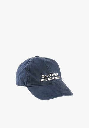 Marineblaue Baseballkappe mit weißer, aufgestickter Aufschrift "Out of office into adventure" auf der Vorderseite.