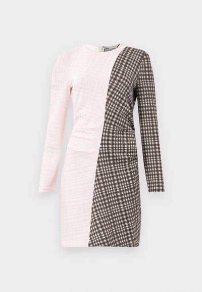Rochie în carouri roz și maro, cu mâneci lungi, având o suprafață texturată și un design cu despicătură diagonală. Închidere cu fermoar la spate.