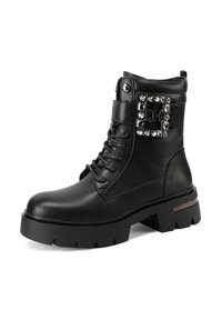 Stivale alla caviglia nero in pelle, con design stringato, suola spessa e una fibbia decorativa con borchie per un tocco in più.