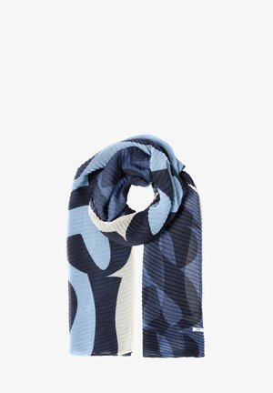 Niebieski i granatowy plisowany szalik z abstrakcyjnymi wzorami, zawiązany luźnym supłem, na białym tle.