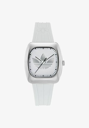 Biele náramkové hodinky so štvorcovým strieborným rámikom, logom Adidas na ciferníku, čiernymi hodinovými a minútovými ručičkami a zodpovedajúcim bielym remienkom s detailom loga.