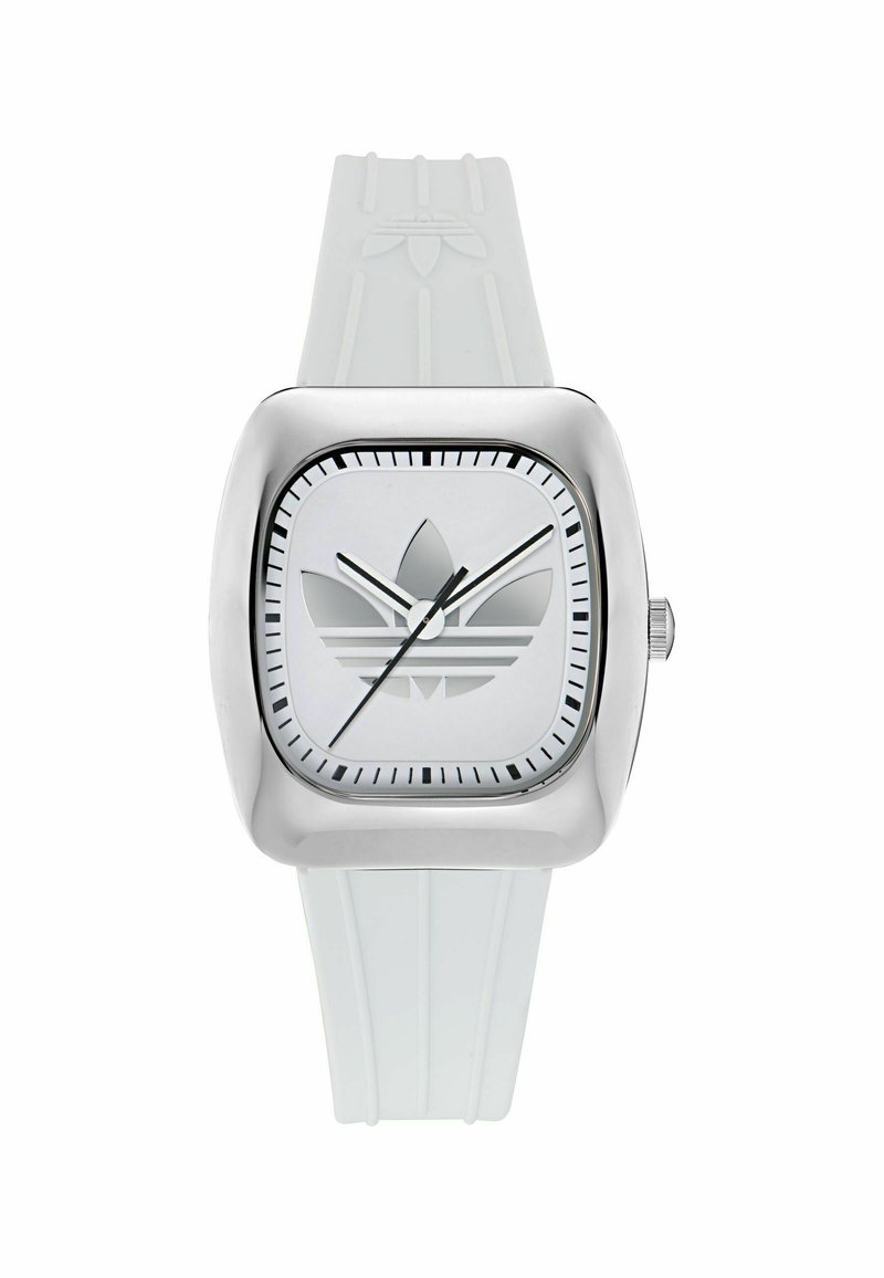 Orologio da polso bianco con lunetta quadrata argento, logo Adidas sul quadrante, lancette delle ore e dei minuti nere, e cinturino bianco abbinato con dettaglio logo.