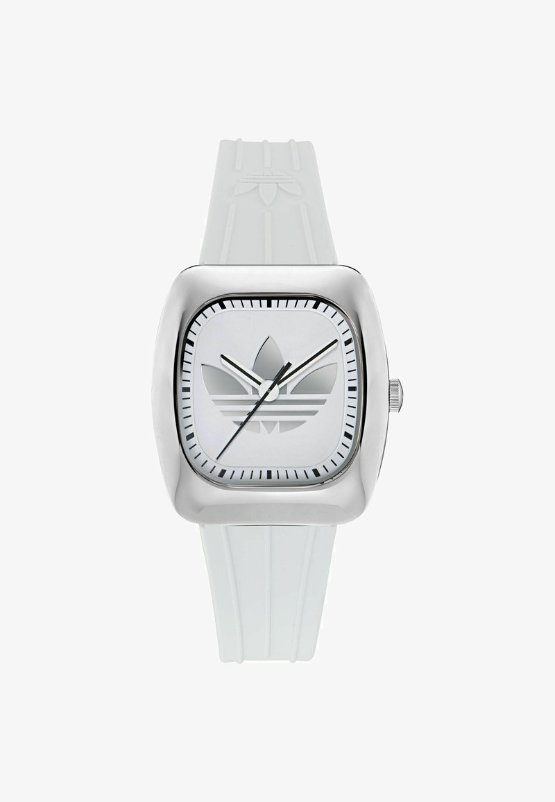 Orologio da polso bianco con lunetta quadrata argento, logo Adidas sul quadrante, lancette delle ore e dei minuti nere, e cinturino bianco abbinato con dettaglio logo.