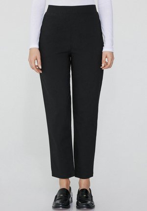 Zwarte, rechte broek met hoge taille, gemaakt van een gladde stof. Heeft een strakke uitstraling en minimale stikdetails.