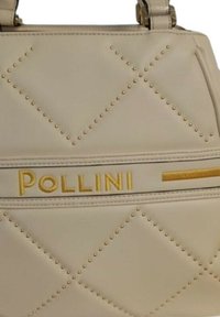 Borsa in pelle trapuntata beige con borchie dorate, logo "Pollini" embossato e una striscia dorata su una fascia decorativa.