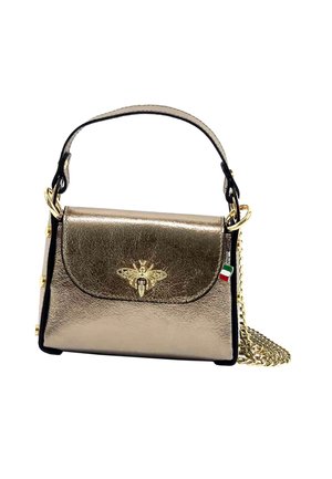 Metallisch goldene Handtasche mit strukturiertem Design, ausgestattet mit einem Klappenverschluss, einem Bienenemblem, schwarzen Akzenten und einem goldenen Kettenriemen.