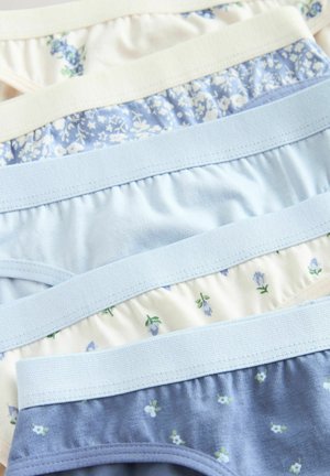 Vijf paar dameskatoenen undergoed in verschillende tinten blauw en room, met florale patronen en zachte elastische taillebanden.