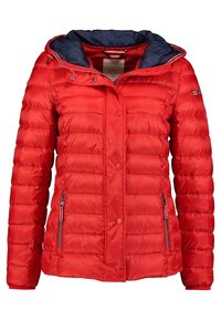 Rode gewatteerde pufferjas met marineblauwe gevoerde capuchon, voorrits en drukknoopsluiting, zijritszakken en klein vlagembleem op de linkermouw.