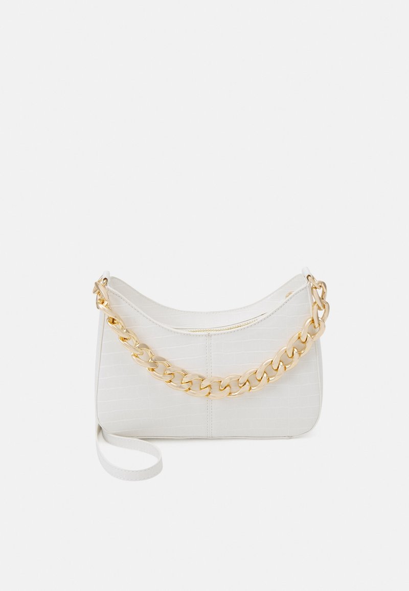 Sac à main en similicuir blanc avec une texture crocodile, doté d'une large bandoulière chaîne dorée et d'une fermeture éclair en haut.