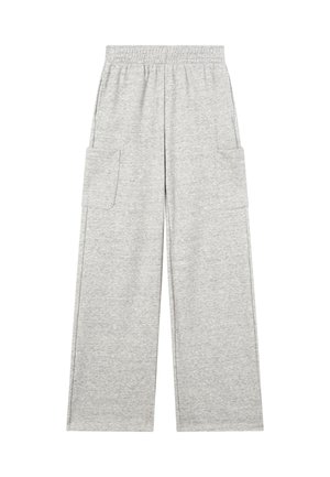 Pantalones de pierna ancha color gris claro con cintura elástica y grandes bolsillos laterales tipo cargo, confeccionados en tela suave.