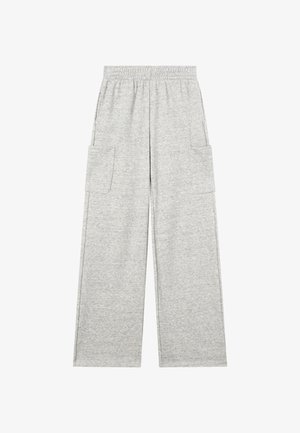 Pantalones de pierna ancha color gris claro con cintura elástica y grandes bolsillos laterales tipo cargo, confeccionados en tela suave.