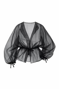 Crna, prozirna šifonska bluza s dugim, nabranim rukavima i vezicom u struku. Ima šal ovratnik i detalje skupljenih manžeta. Lagana tekstura.