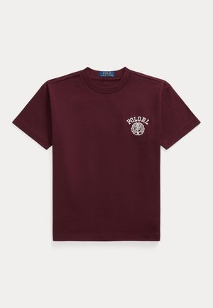 Bordowa, krótkorękawowa koszulka z okrągłym dekoltem, z małym białym tekstem "POLO RL" i emblematem na lewej piersi.