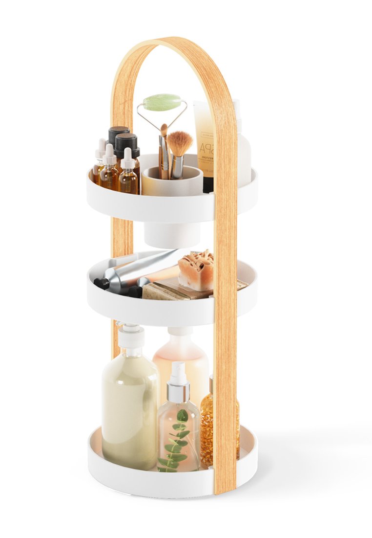 Dreistufige Aufbewahrungseinheit mit weißen, runden Regalen und einem Holzbogen. Enthält verschiedene Kosmetikflaschen und -werkzeuge. Glatte Textur, modernes Design.