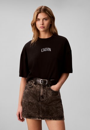 Calvin Klein Jeans, BOXY CROPPED BACK VARISTY LOGO - Camiseta estampada - black