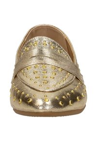 Gouden leren instappers met een gestructureerde afwerking en gouden studs. Instapontwerp met een platte zool en een ronde neus.