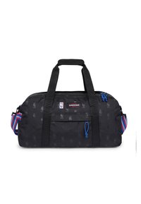 Czarna torba sportowa Eastpak z logo NBA, podwójne czarne uchwyty, niebieskie suwakowe zapięcia i niebiesko-czerwony pas na ramię w paski.