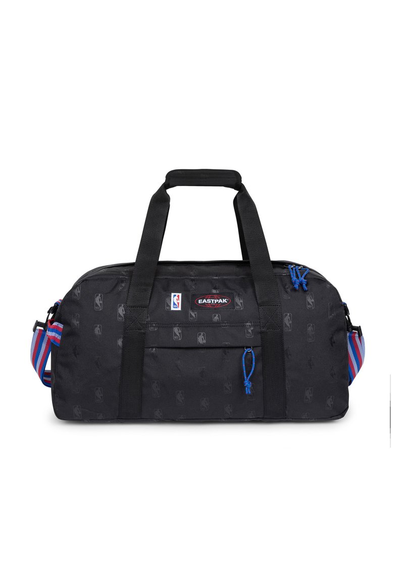 Czarna torba sportowa Eastpak z logo NBA, podwójne czarne uchwyty, niebieskie suwakowe zapięcia i niebiesko-czerwony pas na ramię w paski.