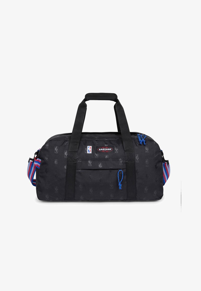 Czarna torba sportowa Eastpak z logo NBA, podwójne czarne uchwyty, niebieskie suwakowe zapięcia i niebiesko-czerwony pas na ramię w paski.