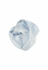 Blaues gewebtes Textil in einer zerknitterten, runden Form. Das Material zeigt ein kariertes Muster mit hellblauen und dunkelblauen Tönen.