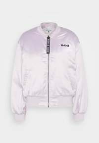 Lila satin bomberjacka med ribbad mudd och nederkant, med en framdragkedja och "KANI"-logotyp i svart på vänster bröst.