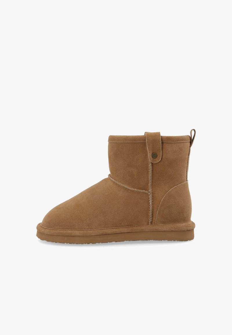 Bottines en daim marron à bout rond, avec un détail de bouton sur le côté et une boucle à l'arrière pour un enfilage facile. Semelle en caoutchouc plate.